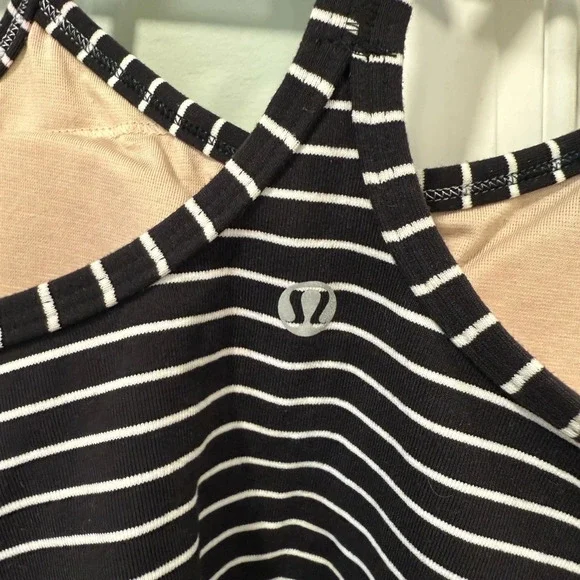 Lululemon Women’s 6 Power Y Tank built in bra black and white stripe - Picture 4 of 4